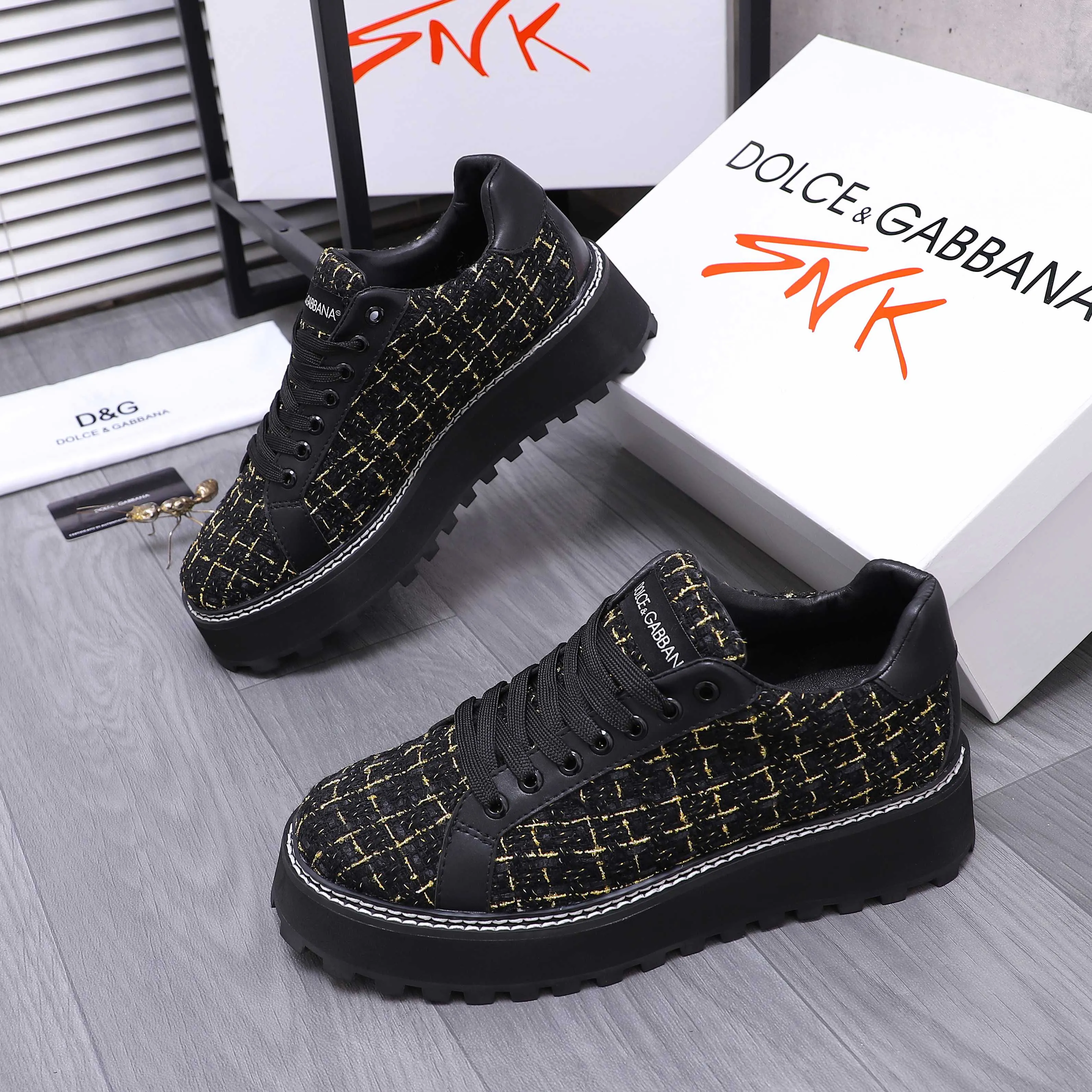 Men's shoes 💰442 Product trademark: DG (Dolce & Gabbana) casual shoes for couples. Regular size: 36-46 (45.46 is custom-made and non-returnable). Product material: Selected terry stitching cowhide upper, leather lining, cowhide insole, non-slip rubber outsole